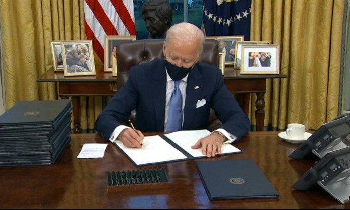 Biden firma decretos, incluyendo orden de retorno de EUA al acuerdo del clima de París y OMS