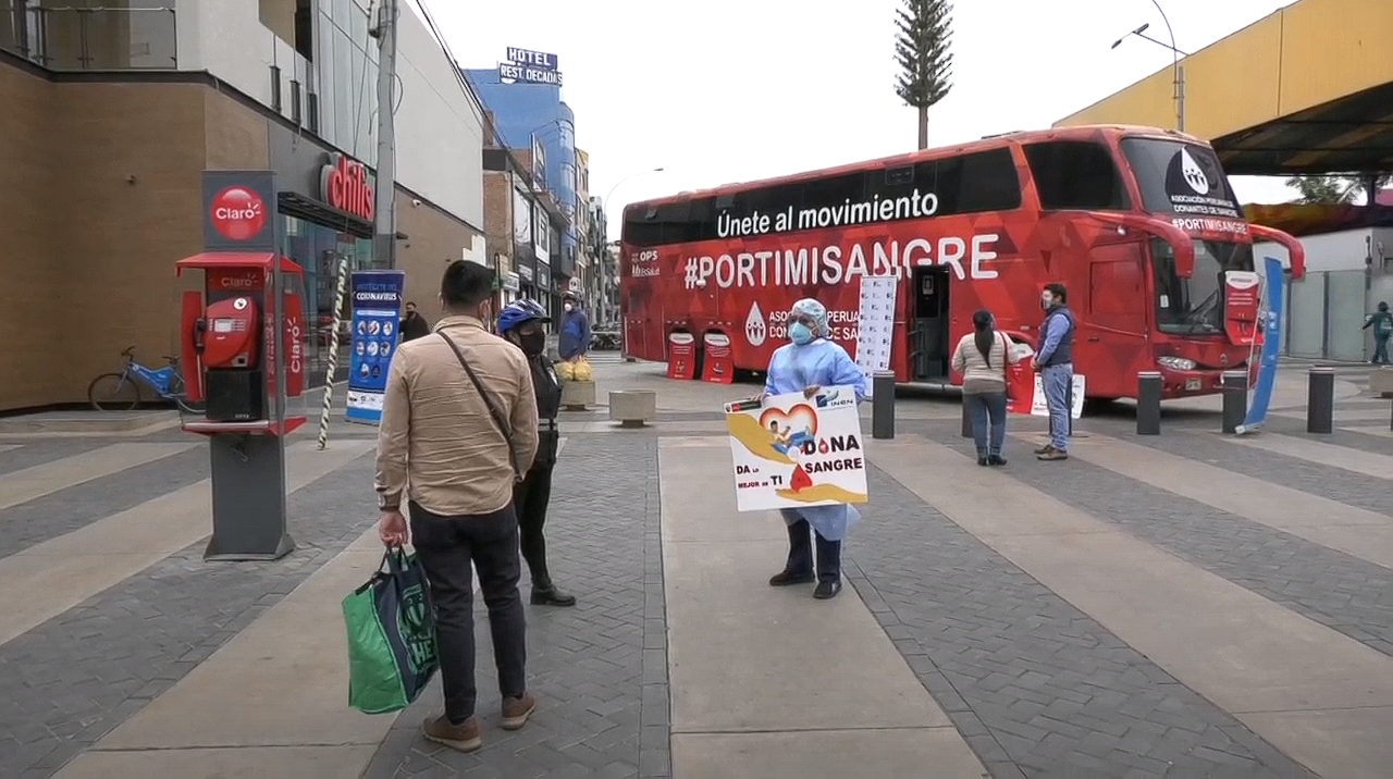 Un autobús recorre las calles de Lima en busca de donantes de sangre