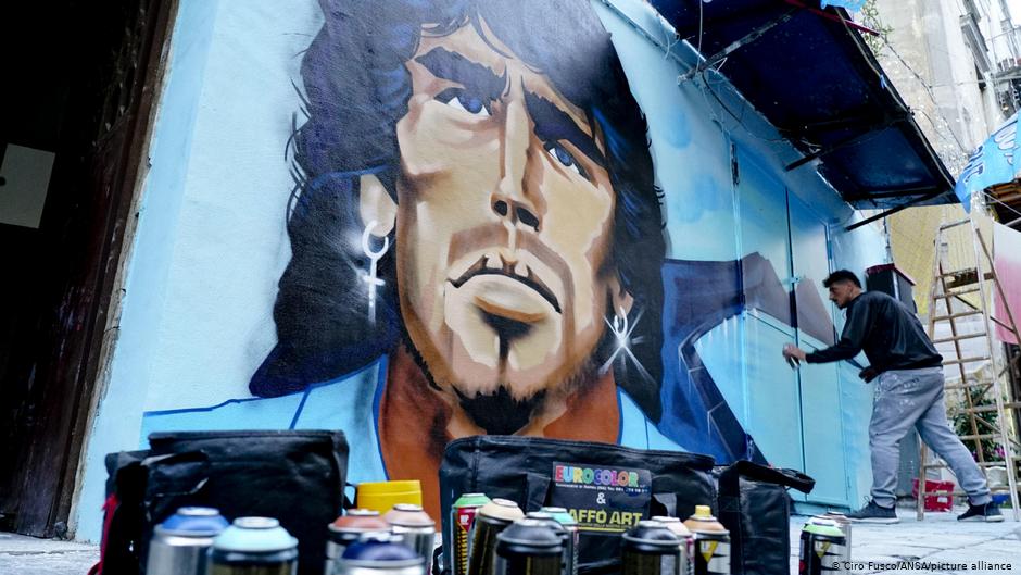 Calles, puentes y estadios son bautizados con el nombre del ídolo argentino, Maradona