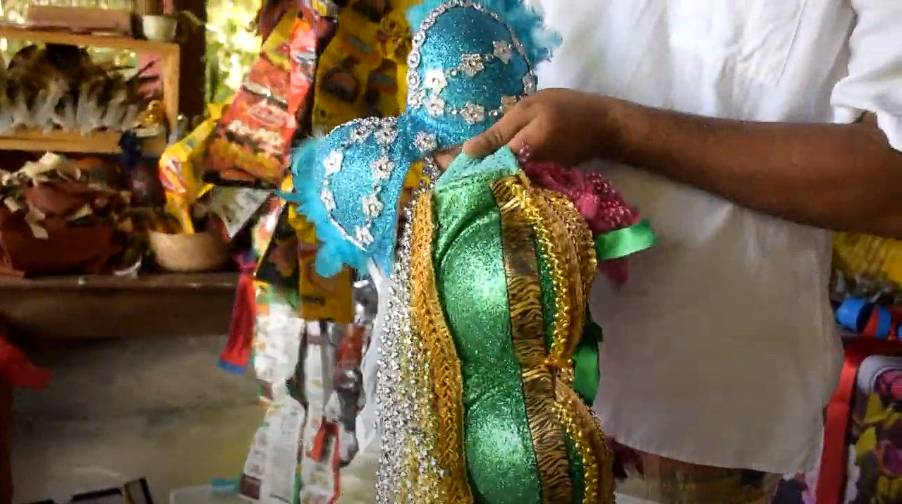 Un artista de Chiapas, convierte la basura en vestuario para certámenes de belleza