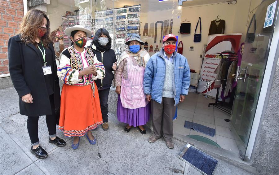 Indígenas bolivianas junto con emprendedores inauguraron un espacio de encuentro cultural