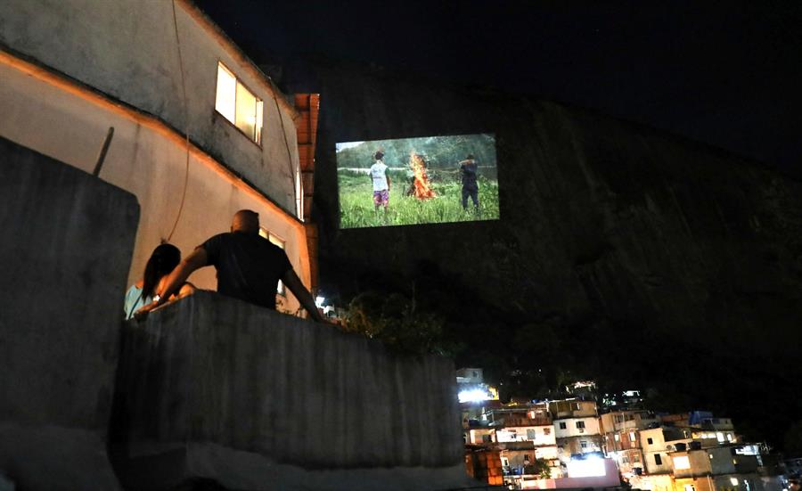 Una montaña de Río de Janeiro sirvió como la mayor pantalla de cine del mundo