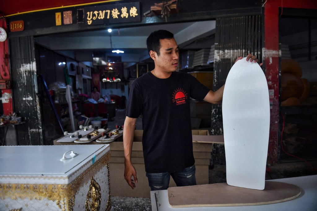 Los féretos que acabaron convertidos en tablas de skateboarding en Tailandia