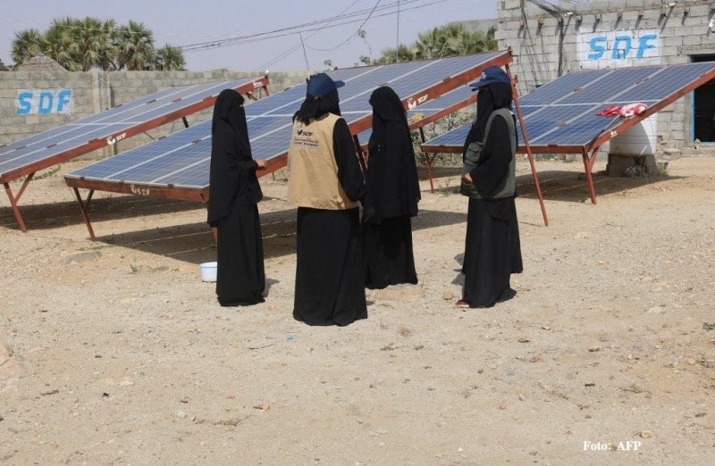 Las mujeres llevan la energía solar a sus pueblos en Yemen