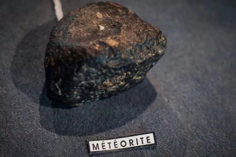 Hallan meteorito tan antiguo como el sistema solar