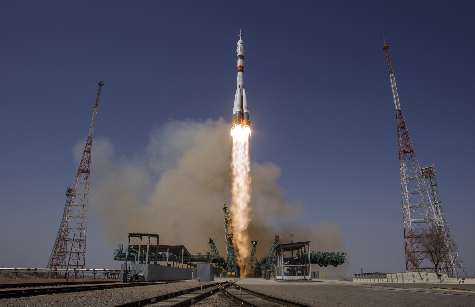 Cohete Soyuz con tres astronautas a bordo se acopló a la ISS