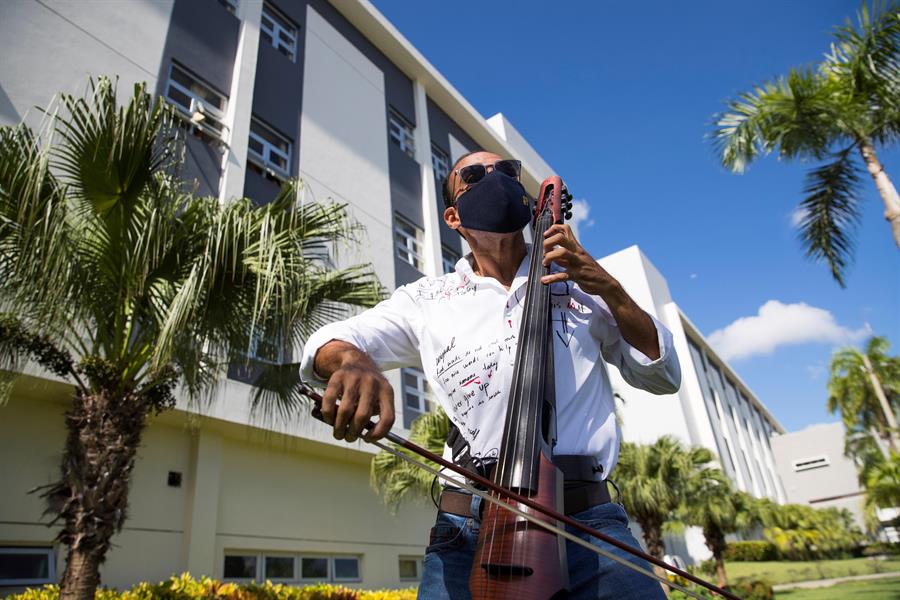 Un chelista lleva su música a los hospitales de República Dominicana