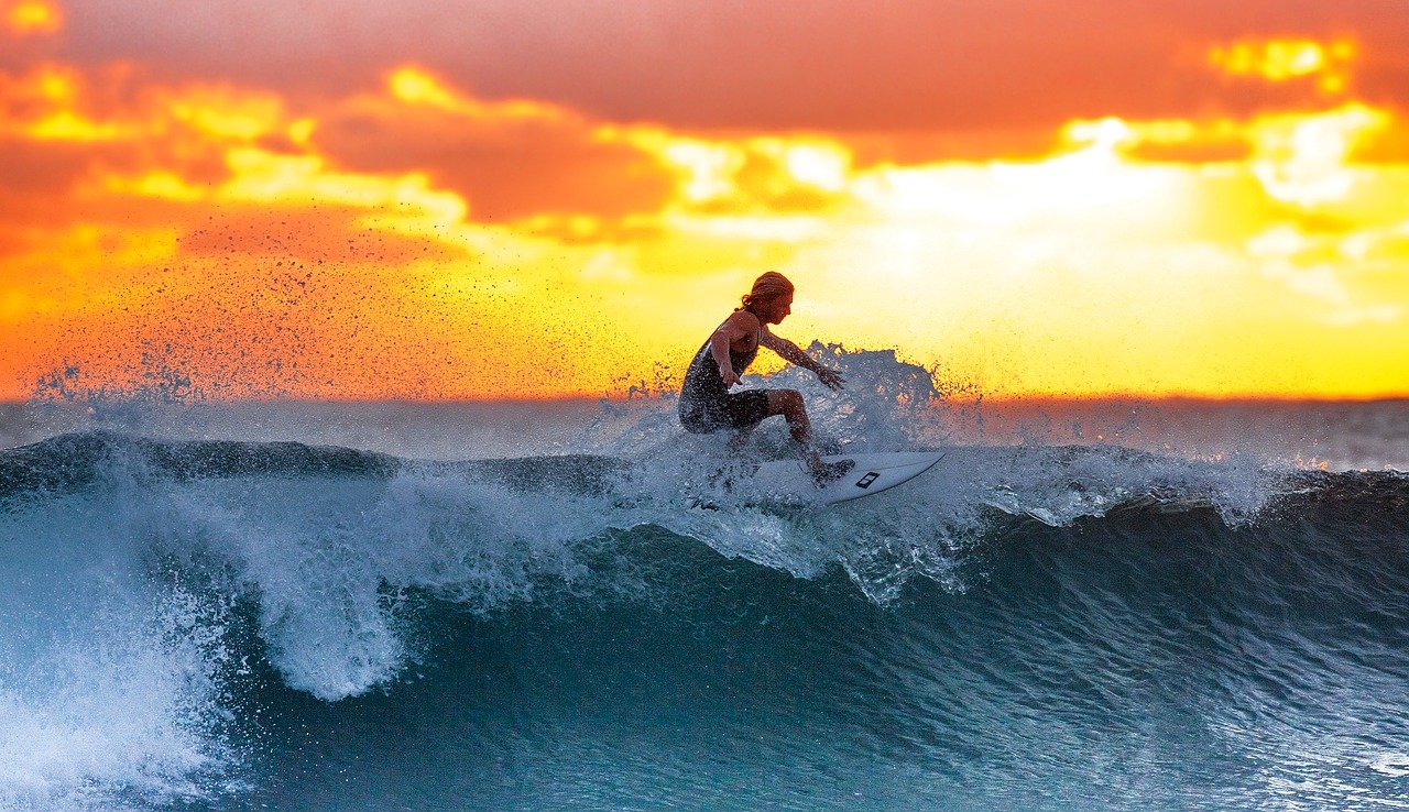 Nunca es tarde para aprender a surfear; así lo creen adultos mayores uruguayos