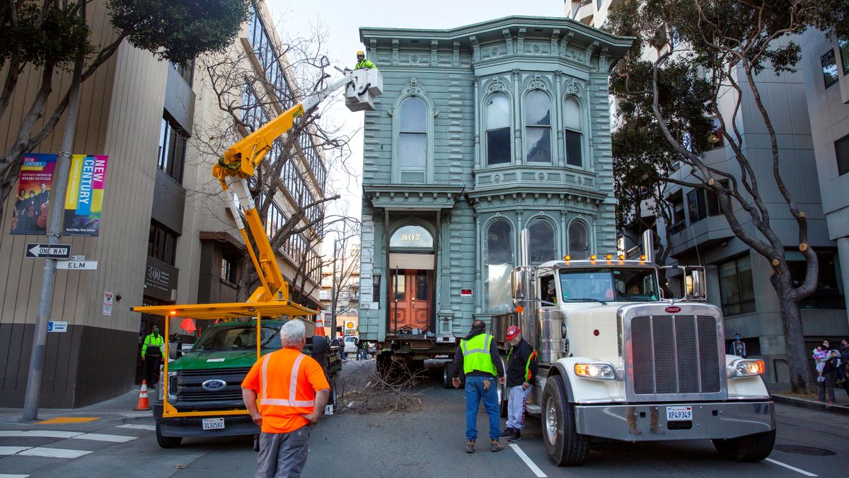 Una casa victoriana recorre las calles de San Francisco