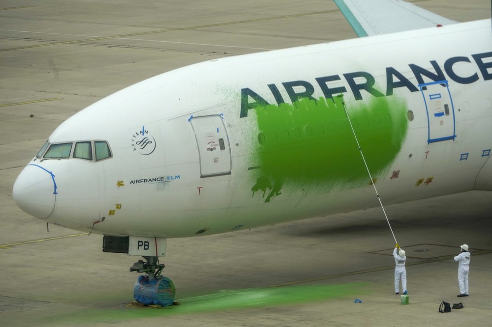 Activistas protestan; piden la reducción del tráfico aéreo en Francia