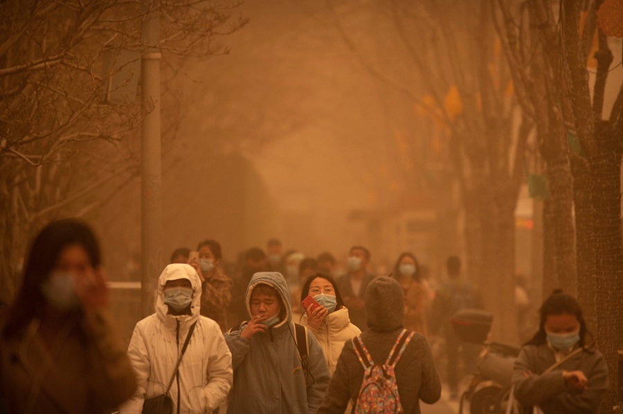 Una niebla de arena, espesa y amarillenta se apoderó de Pekín