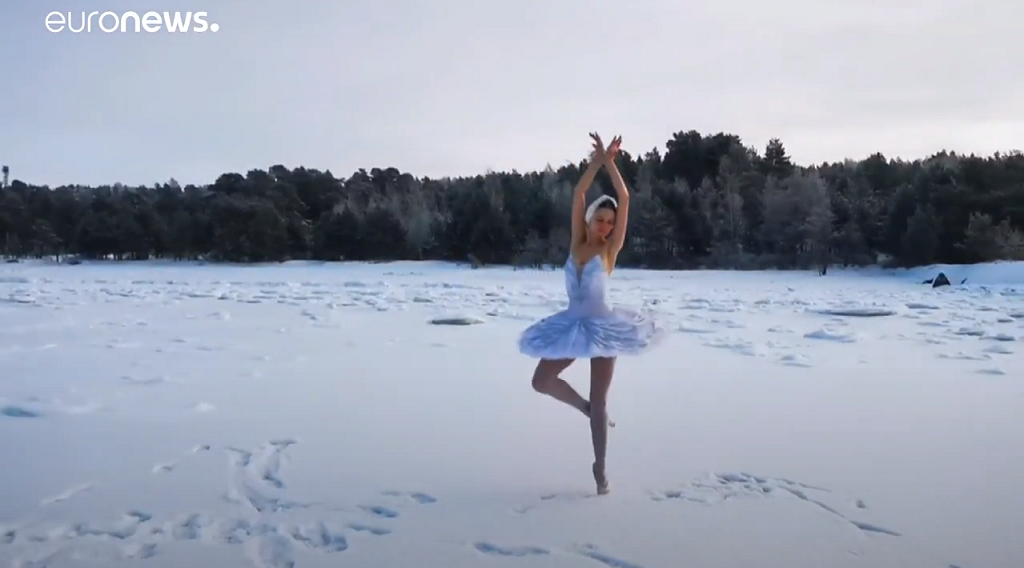 Bailarina de ballet interpreta el “Lago de los Cisnes” para proteger una bahía