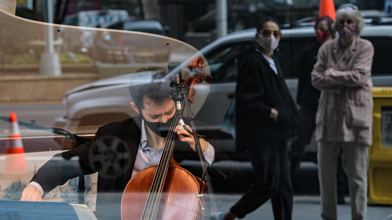 En Nueva York, músicos realizan conciertos improvisados tras una vitrina