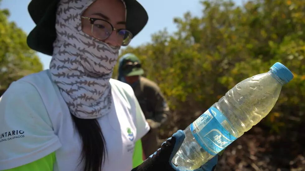 Desarrollan instrumento para luchar contra contaminación de plástico en Galápagos