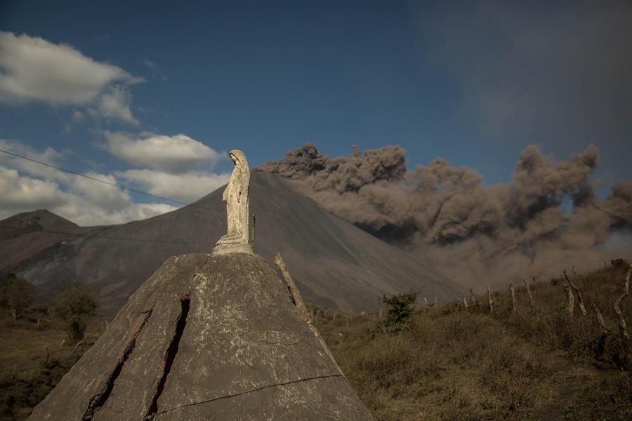 Volcán Pacaya de Guatemala muestra ceniza a 3.500 metros y flujos de lava