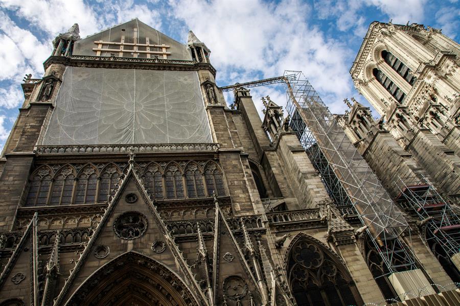 Un bosque de andamios envuelve los muros de Notre Dame durante las obras