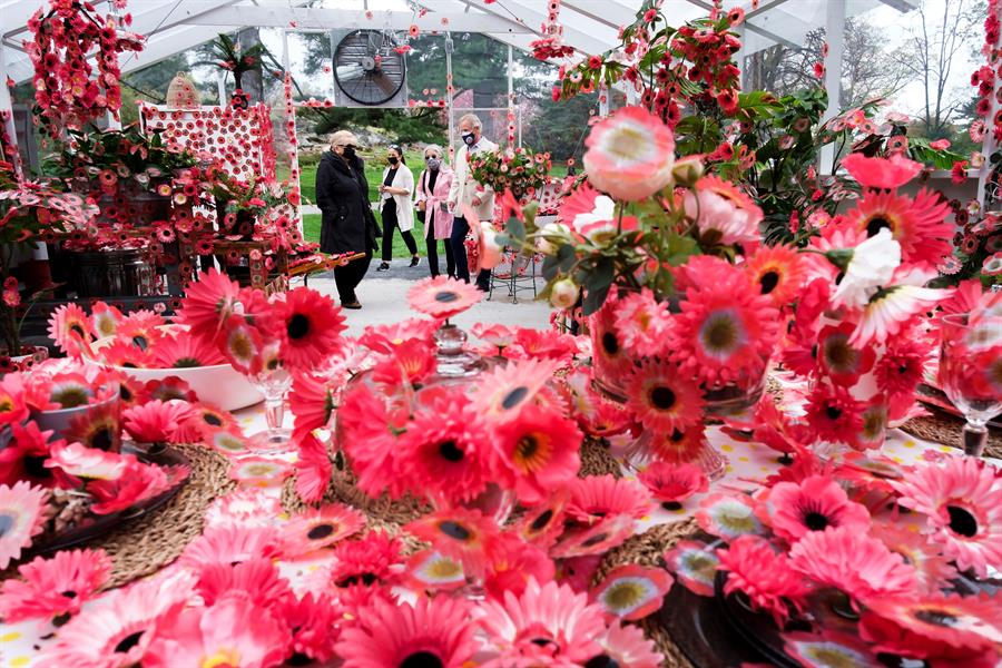 Las flores y lunares de Kusama dan un soplo de vida al Nueva York pandémico