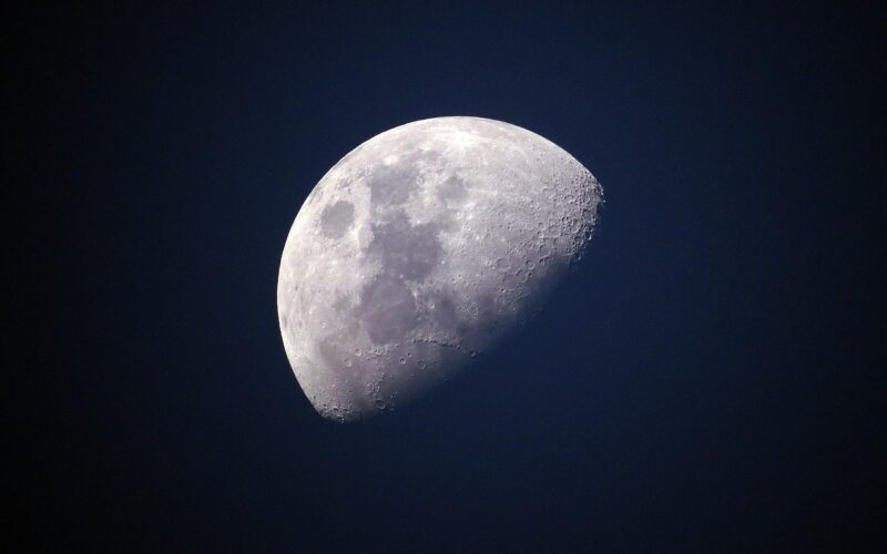 Emiratos sigue su carrera espacial con el envío de un robot a la Luna en 2022