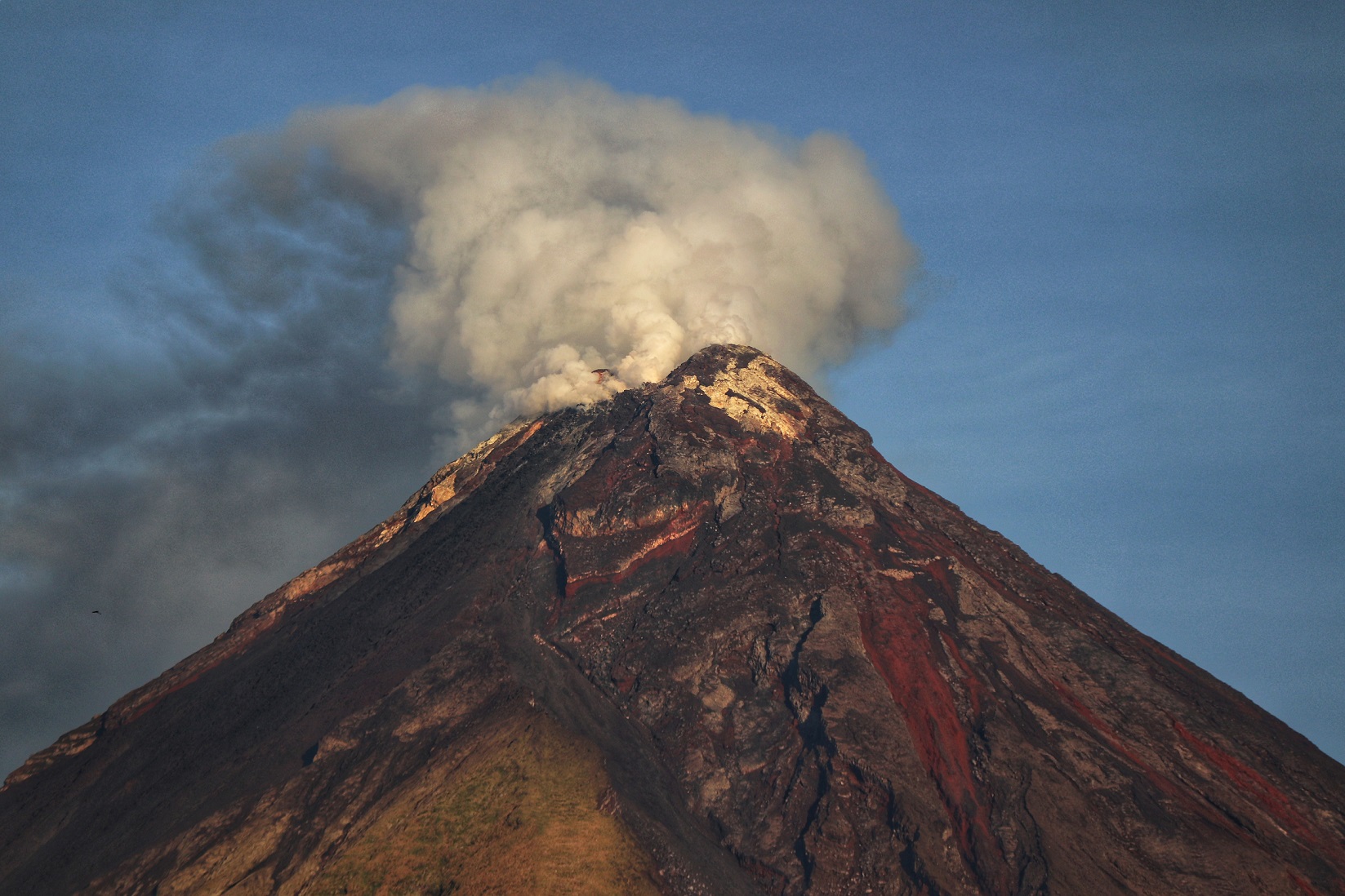 Evacuaciones en la isla caribeña de San Vicente ante riesgo de erupción de un volcán