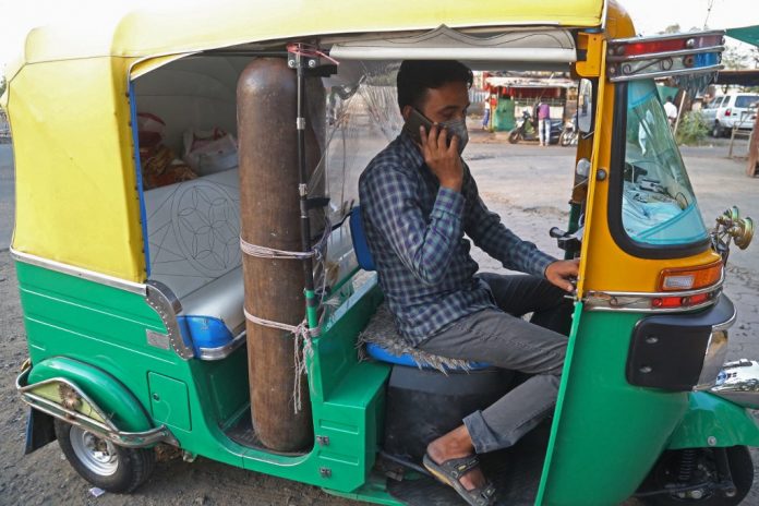 Un conductor de tuk-tuk en India convierte su vehículo en ambulancia