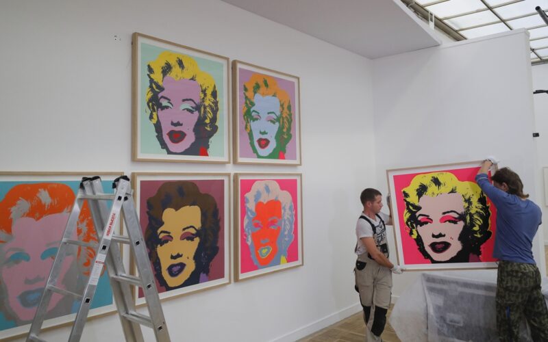 Subastarán obra de Warhol que habia estado olvidada en bodega de Alice Cooper
