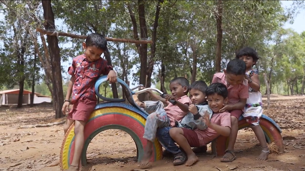 Una alumna de la UPV construye un parque infantil en la India