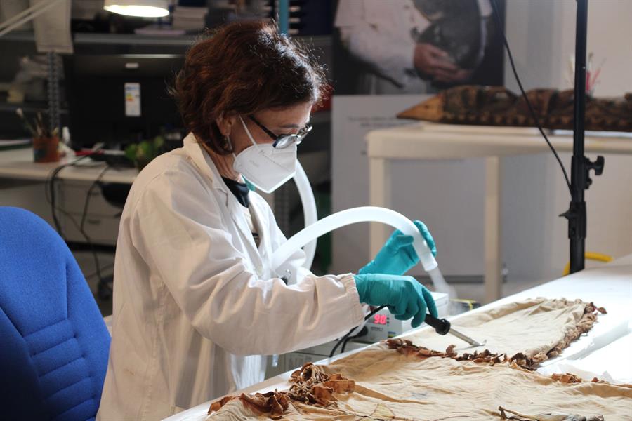 Mujeres restauran obras anónimas en museo del Vaticano