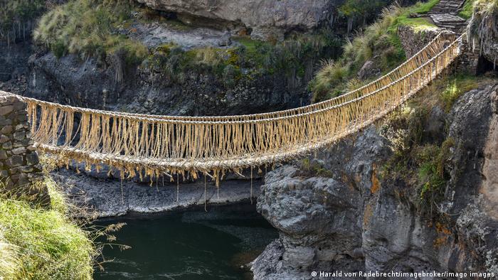 Restauran el último puente colgante inca en Perú que cayó por pandemia