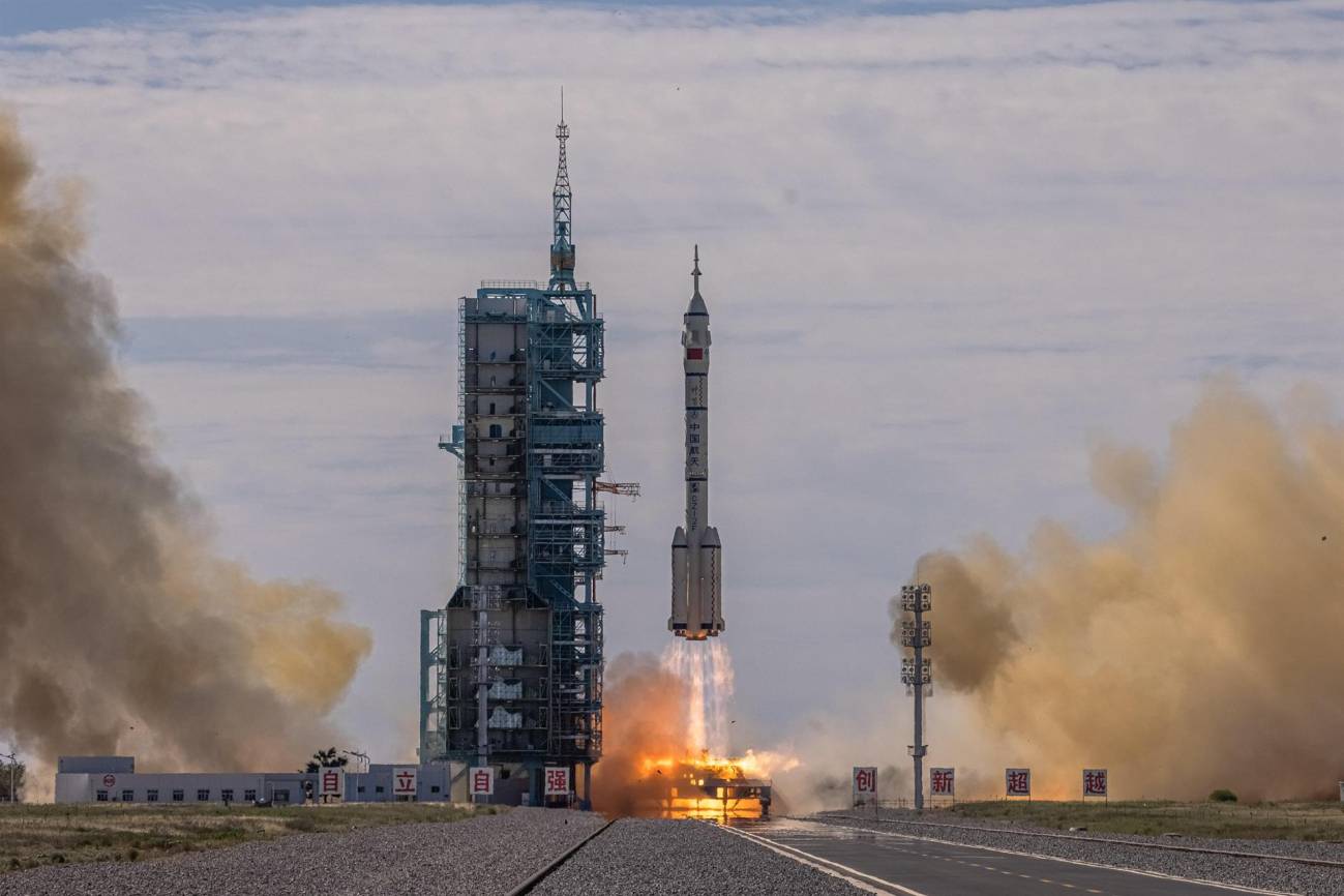 China envía tres astronautas a su nueva estación espacial