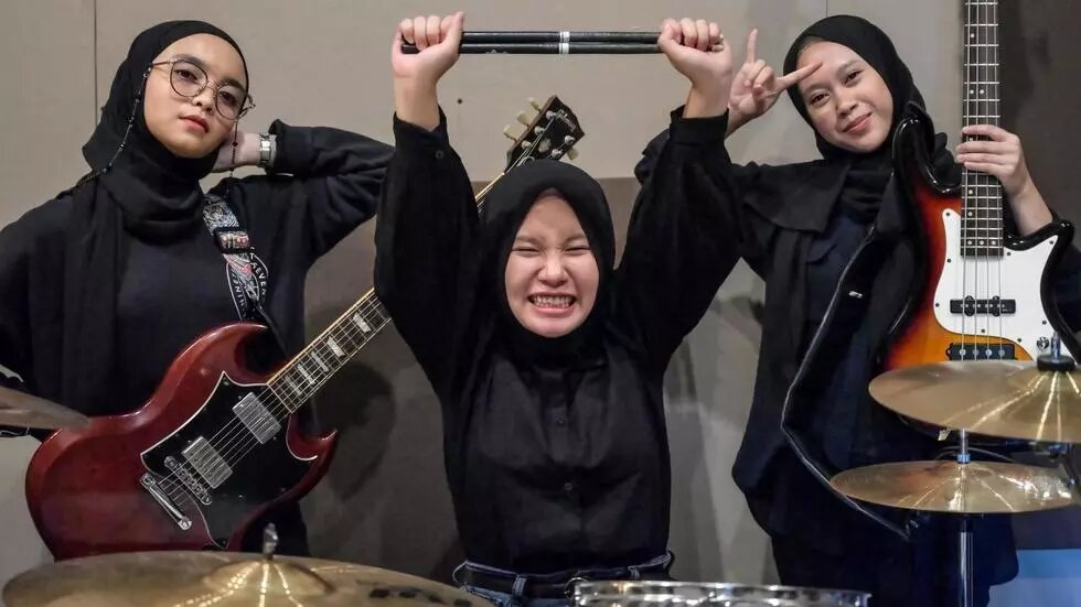 El «heavy metal», la válvula de escape de tres jóvenes indonesias