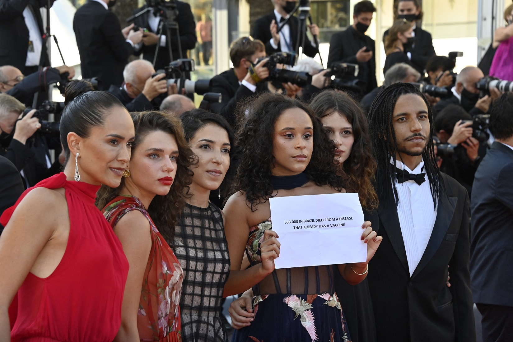 Equipo de filme brasileño «Medusa» denuncia en alfombra roja de Cannes crisis sanitaria en el país