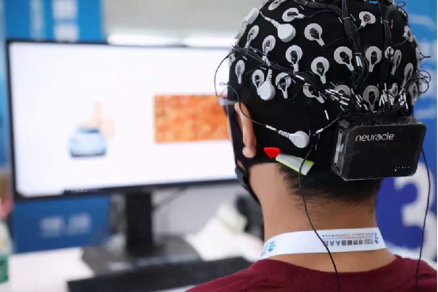 Desarrollan tecnología que se controla con la actividad cerebral