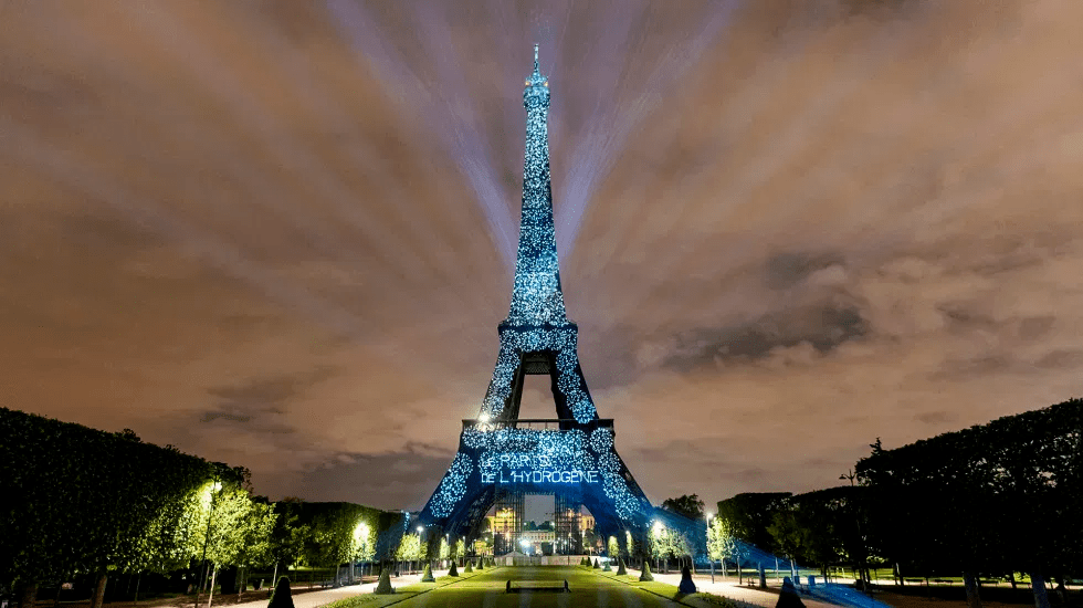 La Torre Eiffel es iluminada con hidrógeno libre de carbono