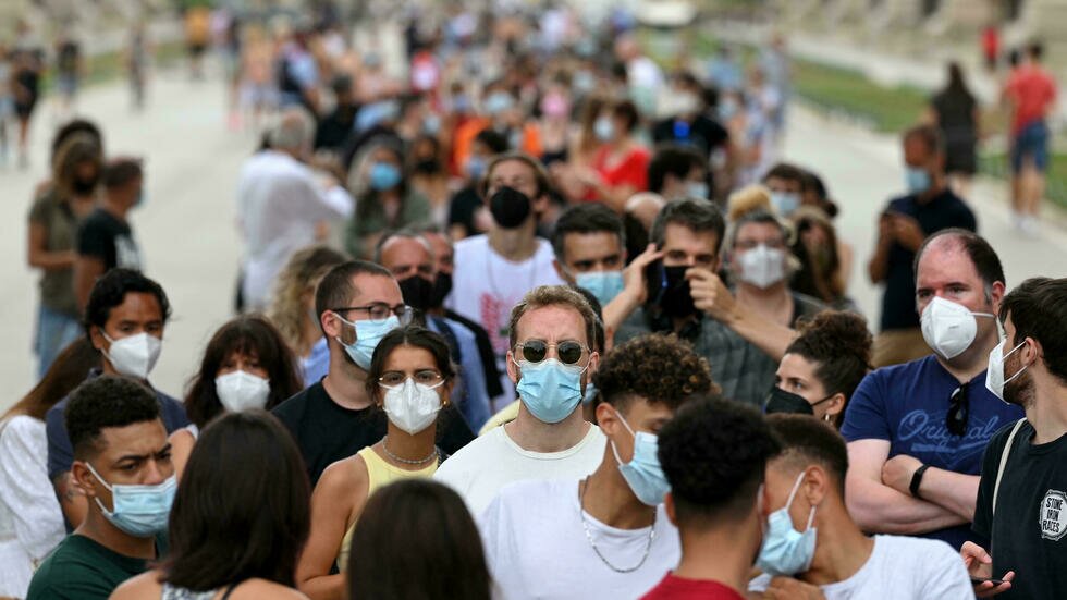 España ante el desafío de vacunar a los más jóvenes para atajar nueva ola de covid