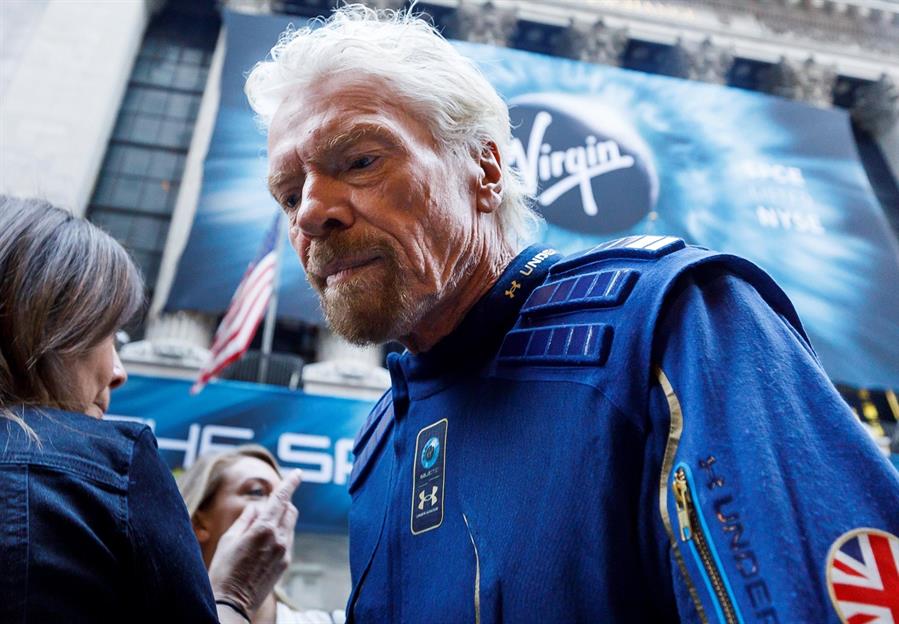 El avión de Virgin Galactic con Richard Branson a bordo vuelve a Tierra