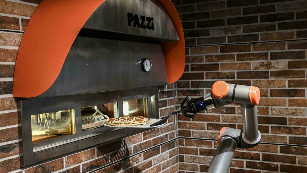 Los robots cocineros ganan terreno: pizzas, hamburguesas y hasta cocina al wok