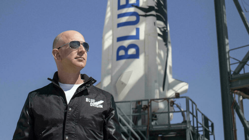 El propietario de Amazon, Jeff Bezos, alcanza el espacio en un cohete de Blue Origin