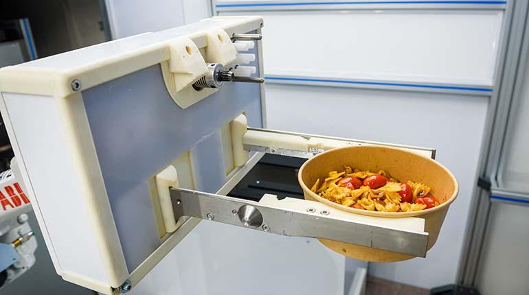 Robot de cocina en Riga prepara el futuro de la comida rápida