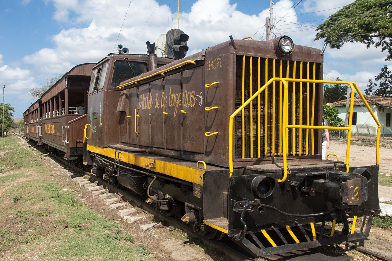 Tras un año de restricciones inicia restauración de la estación de trenes en Cuba