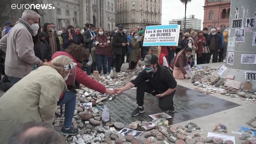 Dolor e indignación; argentinos protestan con piedras por las víctimas de COVID-19