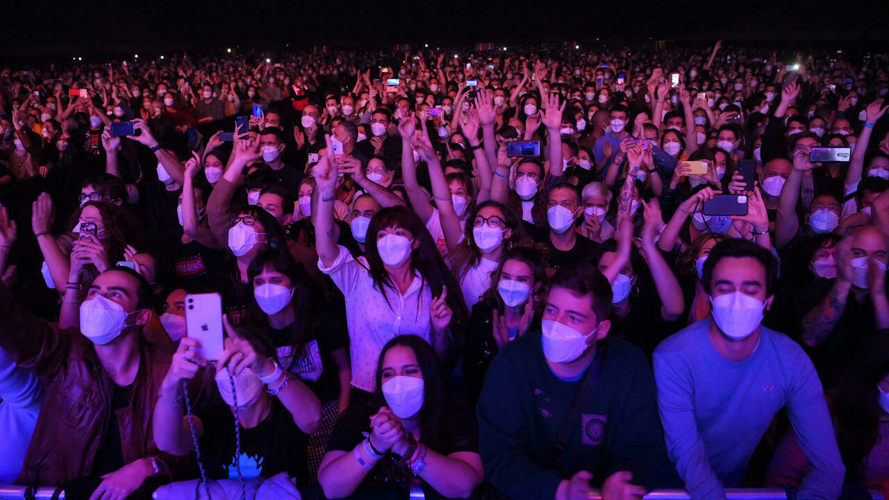 Con PCR negativa y mascarillas experimentan riesgo de contagio en un concierto