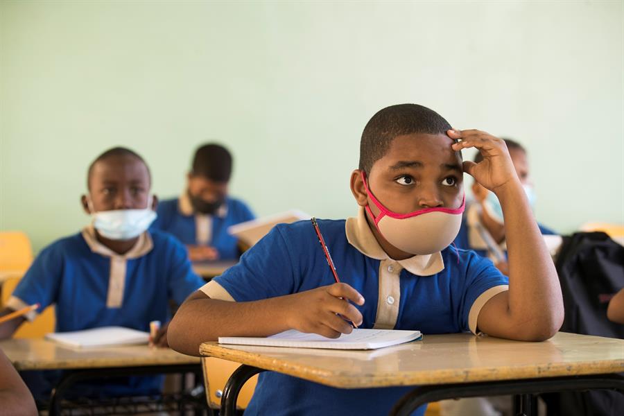 Reabren escuelas dominicanas con un «riguroso» protocolo sanitario por la COVID-19