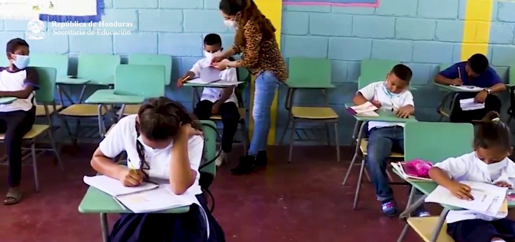 Reconocen labor de maestra que cruzaba un río para dar clases