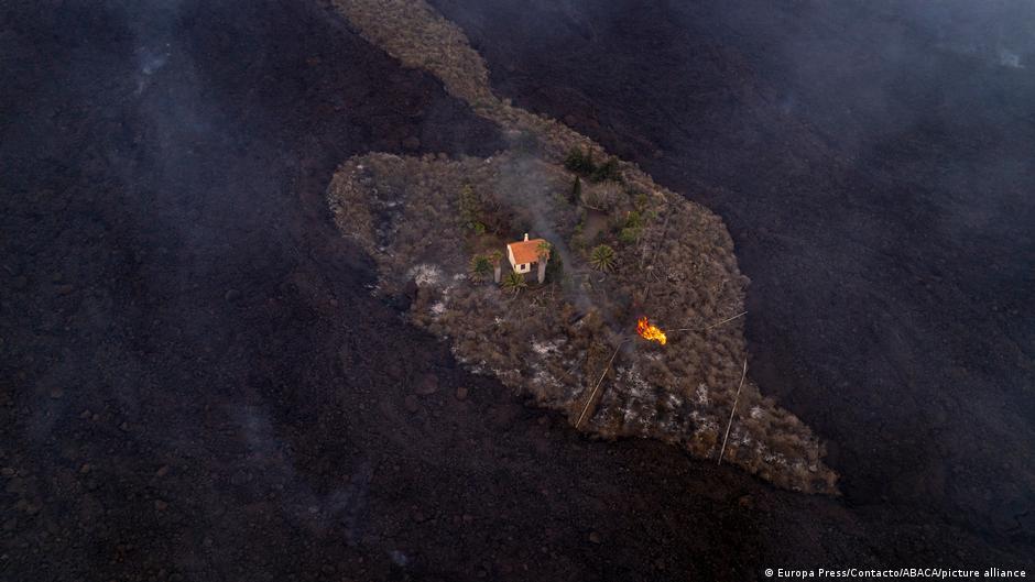 La increíble historia de la casa que sobrevivió al volcán en La Palma