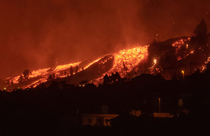 El avance de la lava del volcán en Canarias despierta temor a gases tóxicos