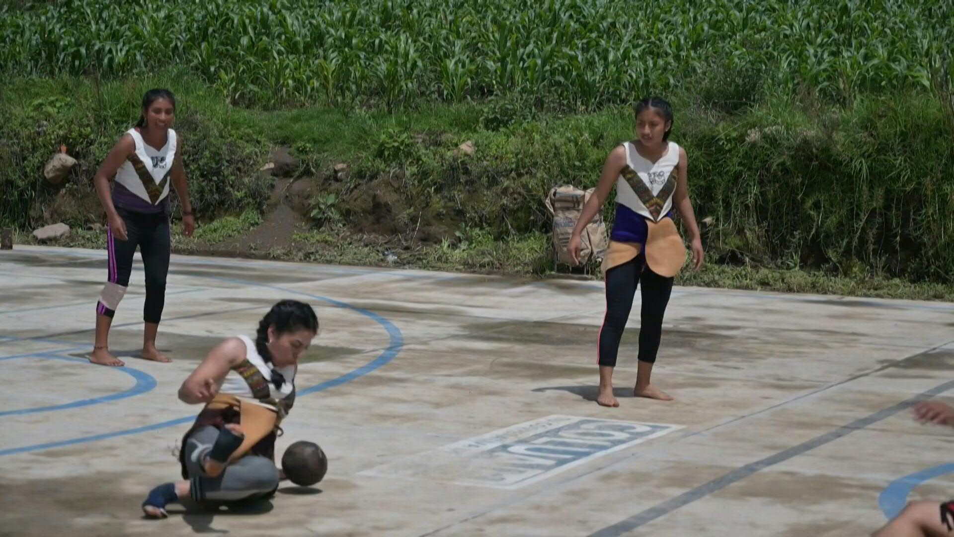 Indígenas de Guatemala se preparan para el torneo de pelota maya