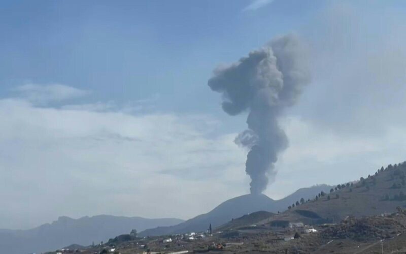 Tras una breve pausa, el volcán de Canarias vuelve a escupir ceniza