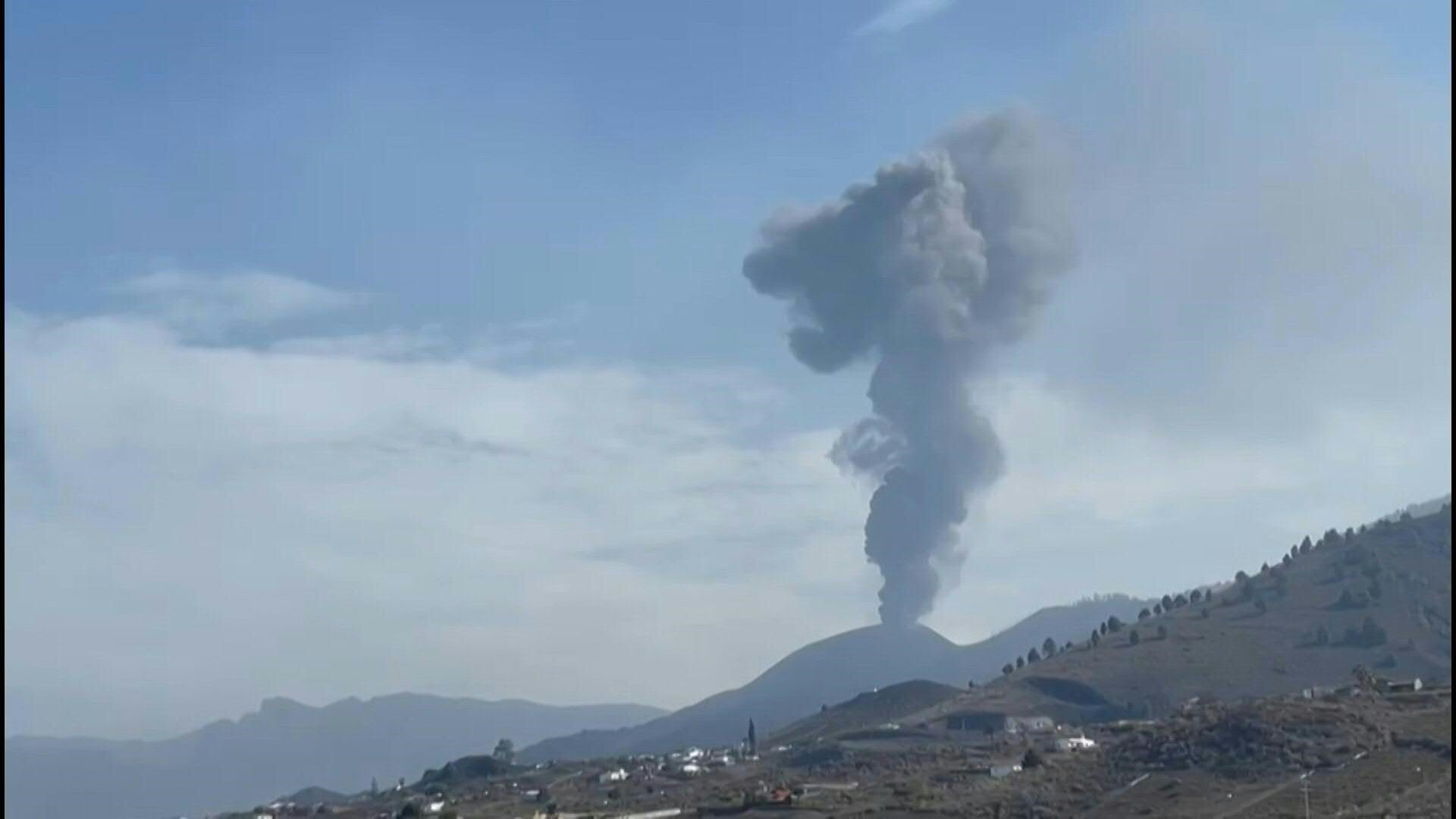 Tras una breve pausa, el volcán de Canarias vuelve a escupir ceniza