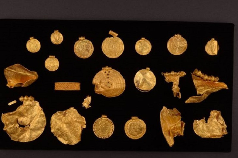 Un arqueólogo aficionado danés halla un tesoro previkingo de objetos de oro