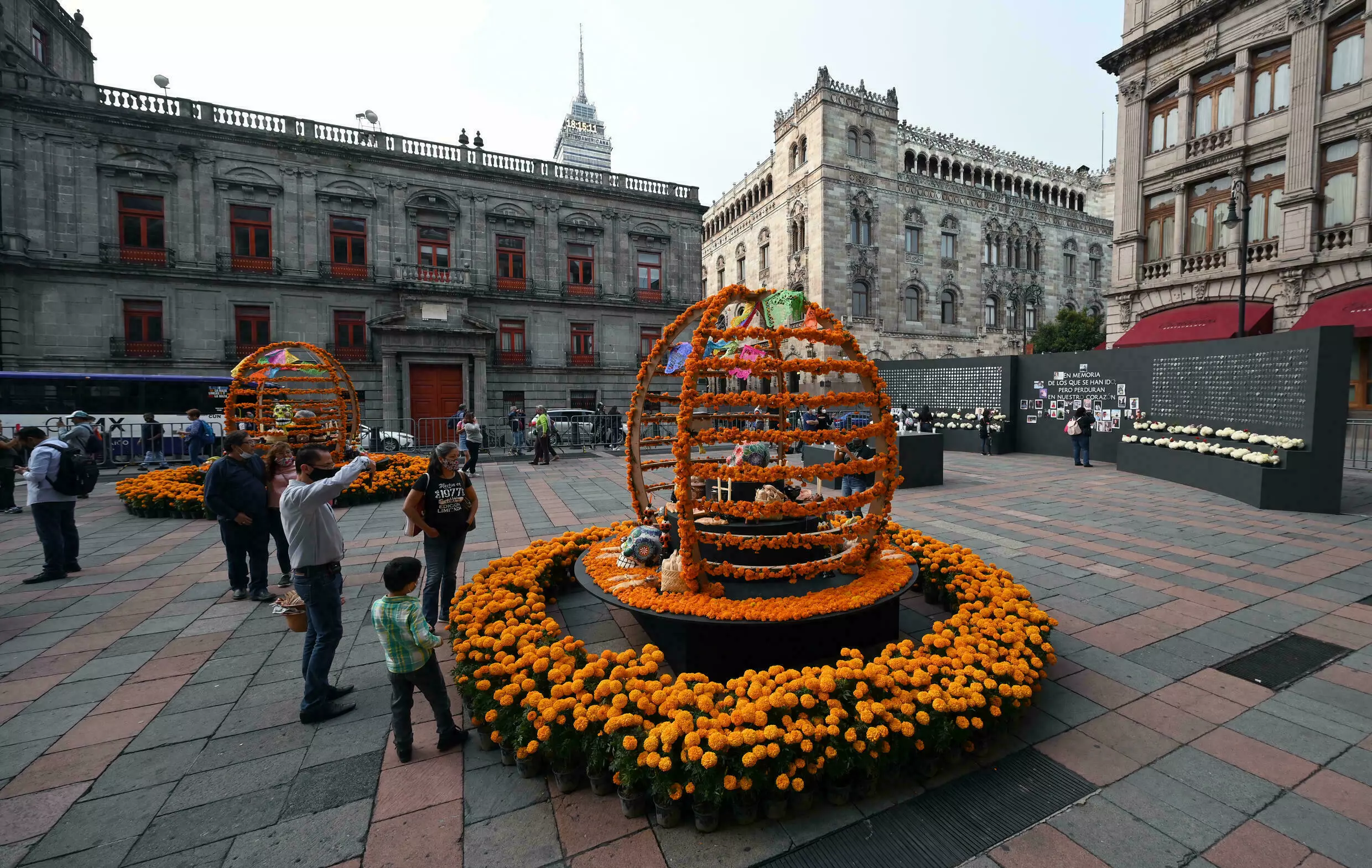 Inauguran ofrenda memorial dedicada a víctimas de la pandemia en México